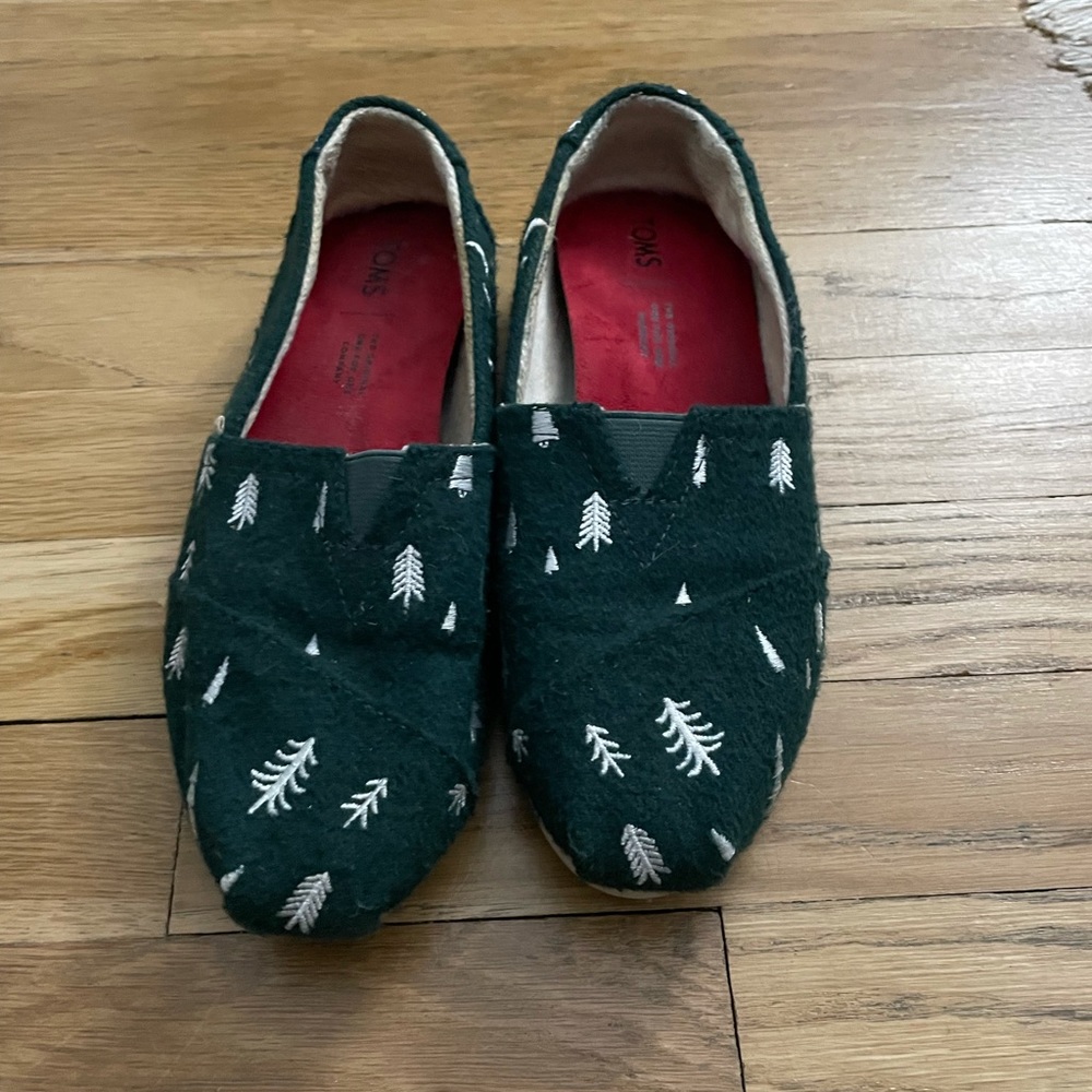 Size 6 women’s holiday TOMS